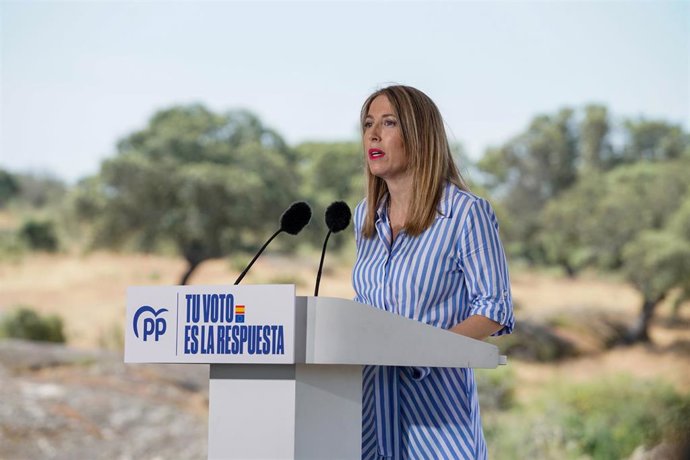 La presidenta de Extremadura y presidenta del PP extremeño, María Guardiola, interviene durante un acto público con motivo del Día Mundial del Medio Ambiente, en el Paraje La Cancha, a 5 de junio de 2024, en Torremocha, Cáceres, Extremadura (España).
