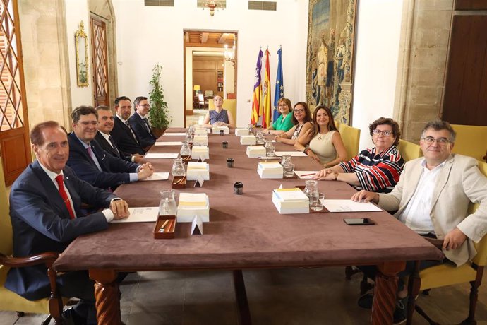 Archivo - La presidenta del Govern, Marga Prohens, y los consellers reunidos en Consell de Govern.