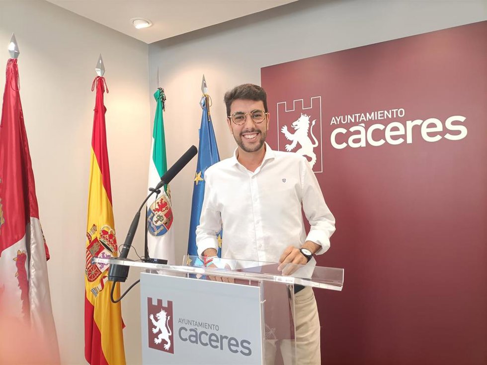 El portavoz del Gobierno en el Ayuntamiento de Cáceres, Ángal Orgaz, en rueda de prensa