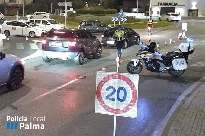 Archivo - Agentes de la Policía Local de Palma en un control.