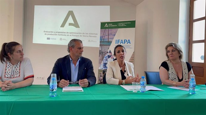 La presidenta del Instituto Andaluz de Investigación y Formación Agraria, Pesquera, Alimentaria y de la Producción Ecológica (Ifapa), Marta Bosquet, preside la jornada celebrada en Cádiar.