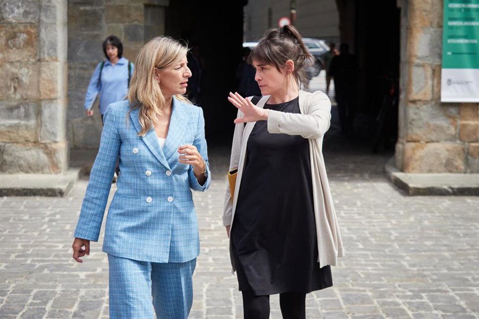 La vicepresidenta segunda del Gobierno de España, Yolanda Díaz (i), y la vicepresidenta tercera y consejera de Vivienda, Juventud y Políticas Migratorias del Gobierno de Navarra, Begoña Alfaro (d).