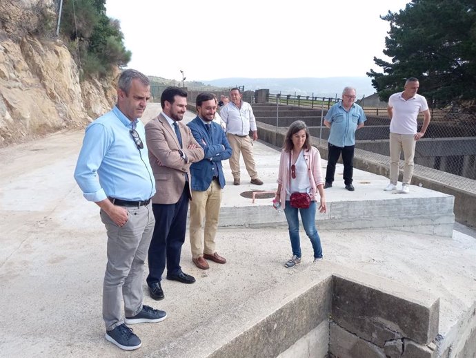 El director general de Infraestructuras del Agua, Álvaro Real, y el delegado territorial, Francisco Moreno, en la presa del Charco Redondo.