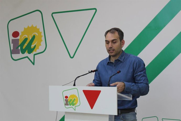 El coordinador general de IU Andalucía, Toni Valero, en rueda de prensa en Málaga.
