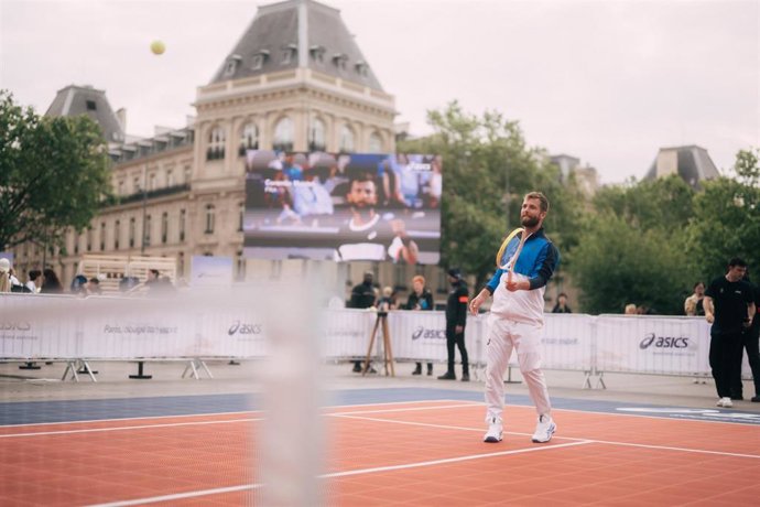 ASICS dona una pista de tenis 'emergente' a París.