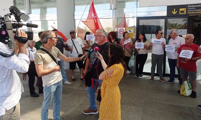 Trabajadores del handling de Swissport se concentran en el aeropuerto de Palma.