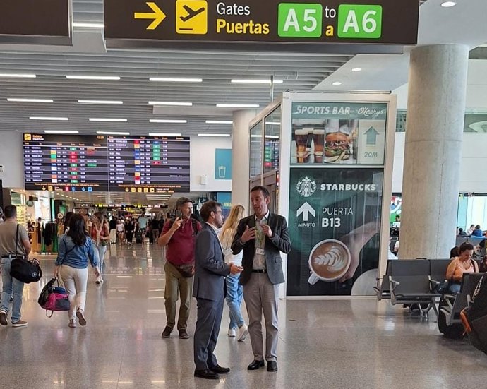 El subdelegado del Gobierno con el director del Aeropuerto de Sevilla.