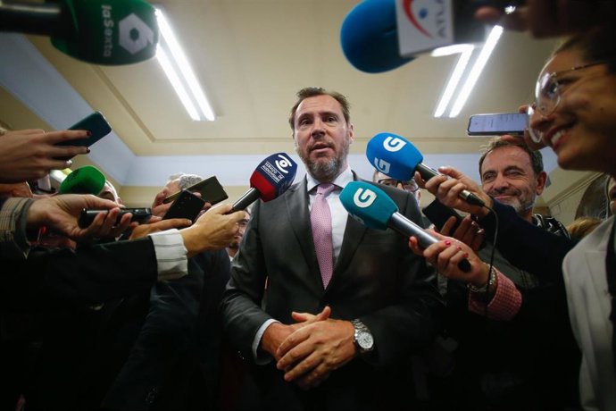 El ministro de Transportes y Movilidad Sostenible, Óscar Puente, ofrece declaraciones a los medios durante su visita en Lugo.