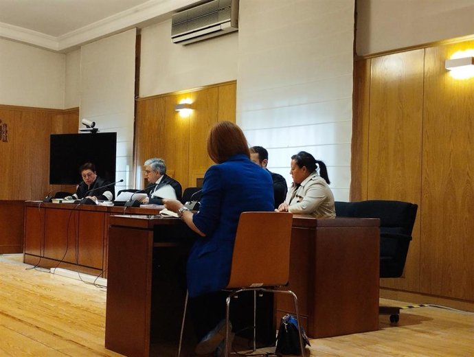 La que fuera auxiliar administrativa de Villamarciel y Villavieja acusada de malversación, en una de las jornadas del juicio con jurado celebradas en la Audiencia de Valladolid.