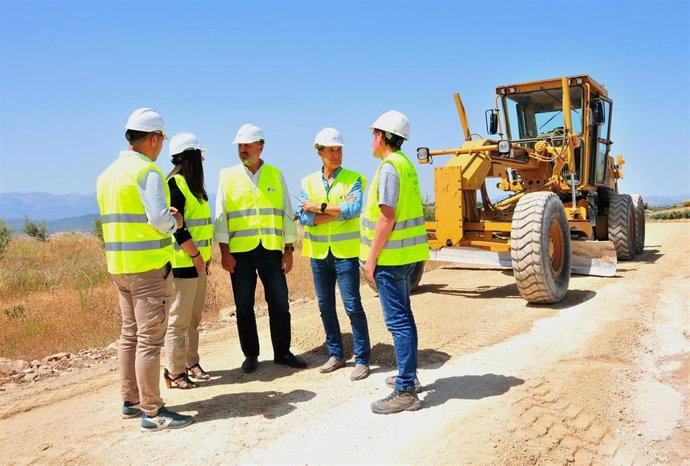 El delegado de Sostenibilidad, Medio Ambiente y Economía Azul de la Junta en Granada, Manuel Francisco García, ha efectuado una visita a las obras de mejora de la Colada de la Loma en el municipio de Torre Cardela.
