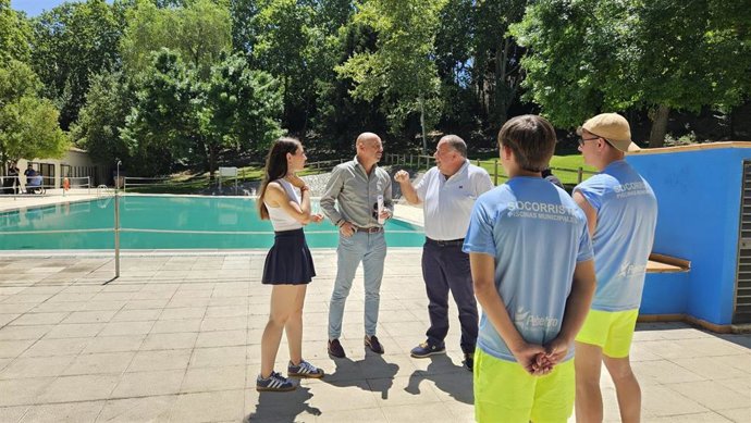 El concejal de Servicios Públicos, Pedro Muriel, inaugura la temporada de baños en las piscinas municipales de Cáceres