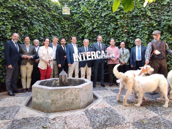 El presidente de la Diputación de Córdoba, Salvador Fuentes (centro), acompañado por alcalde, José María Bellido (a la izda.), y el delegado de la Junta, Adolfo Molina (a la dcha.), entre otras autoridades, en la presentación de Intercaza.