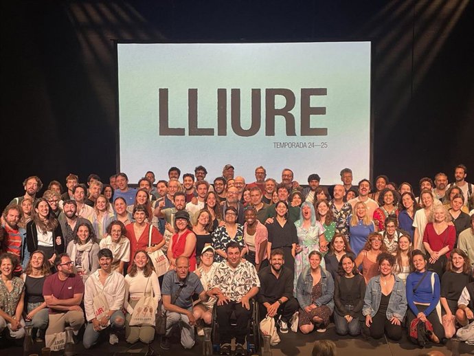 El director del Teatre Lliure Julio Manrique con artistas de su primera temporada al frente del teatro