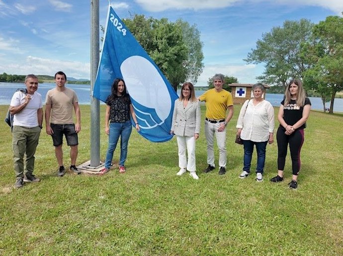 El acto de izada de la bandera azul se ha celebrado en la playa de Moskurio a cargo de Ozaeta Kontsumo Taldea