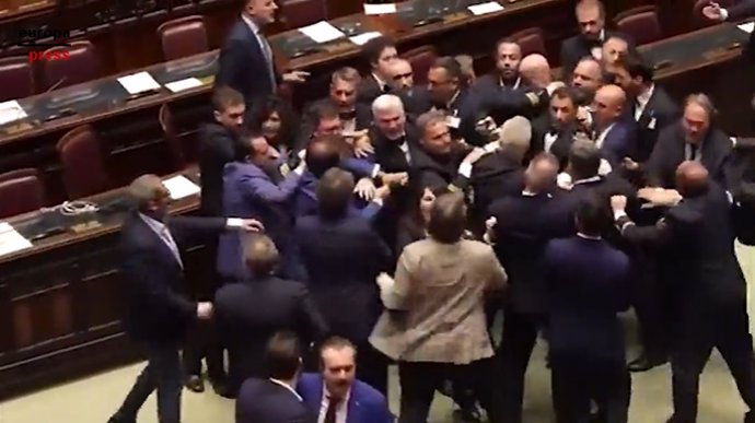 Trifulca en el Parlamento italiano