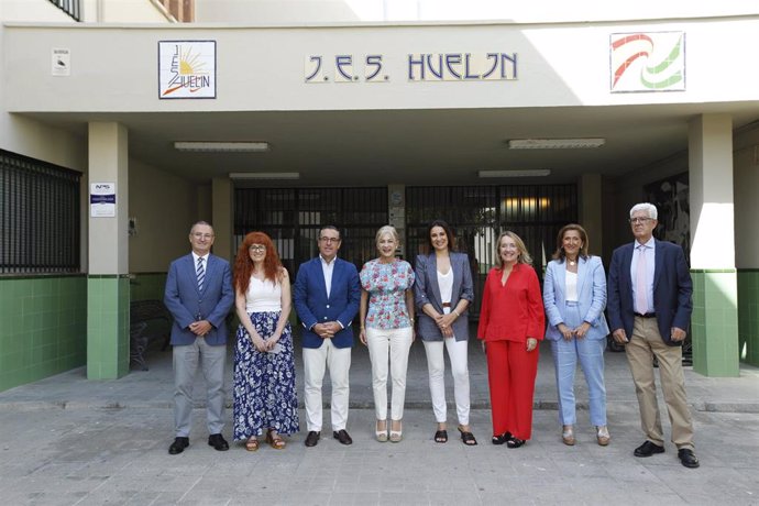 La consejera de Desarrollo Educativo y Formación Profesional, Patricia del Pozo, visita, junto a la directora de Relaciones Institucionales de la Fundación Alcohol y Sociedad (FAS), Silvia Jato, el IES Huelin de Málaga