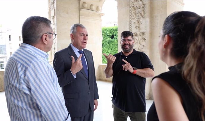 El alcalde, con miembros de la comunidad sorda, en el Consistorio, con motivo del Día de las Lenguas de Signos.