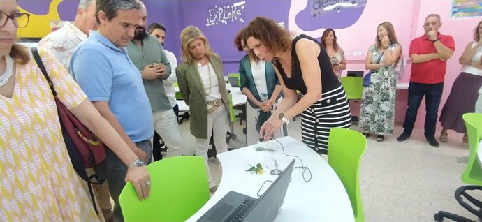 La delegada de Desarrollo Educativo, Formación Profesional y Universidad en la provincia de Cádiz, Isabel Paredes, en el Aula de Futuro del CEPR Río San Pedro, en Puerto Real