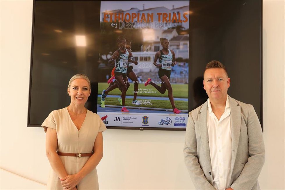 La diputada provincial Nieves Atencia junto al concejal de Deportes de Nerja, Marcelo Berutti, durante la presentación de este evento que cuenta con el apoyo de la Diputación de Málaga y que se enmarca en el Desafío Nerja