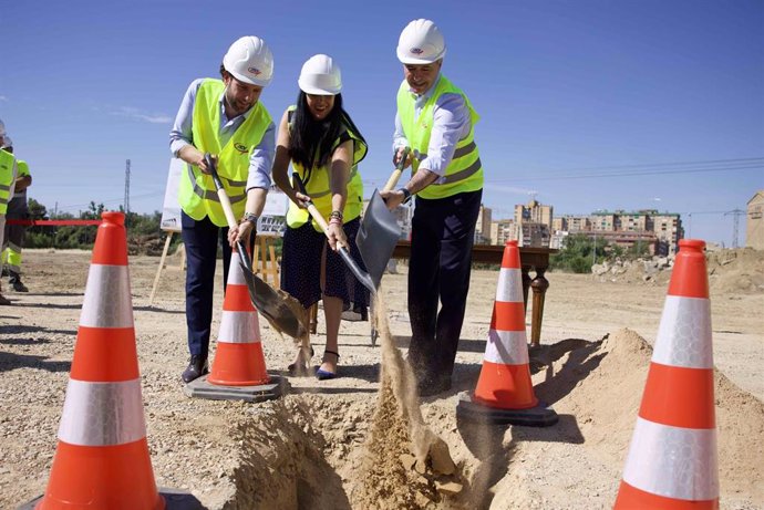 El presidente de la Diputación Provincial de Huesca, Isaac Claver, la alcaldesa de Huesca, Lorena Orduna, y el presidente del Gobierno de Aragón, Jorge Azcón, colocan la primera piedra del futuro Centro de Emergencias y Seguridad Ciudadana de Huesca.