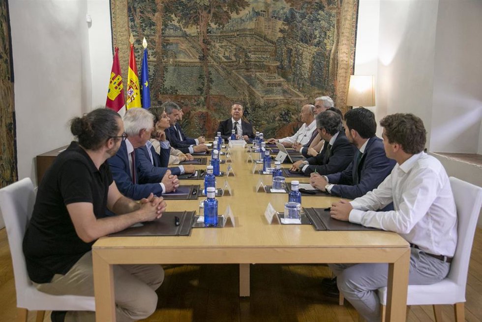 El presidente de Castilla-La Mancha, Emiliano García-Page, se ha reunidocon los promotores del proyecto Parquijote de Seseña (Toledo).