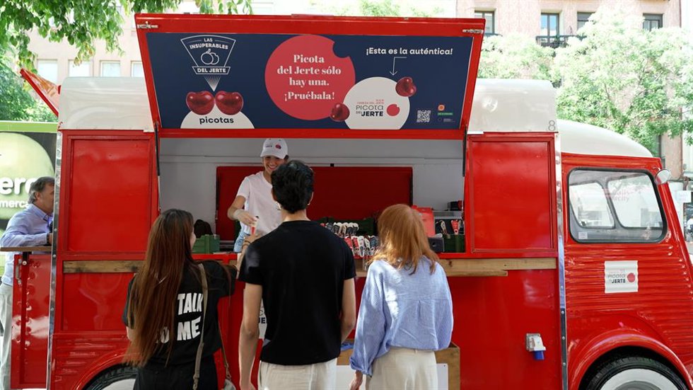 Los madrileños disfrutan del sabor de la Picota del Jerte en una degustación gra