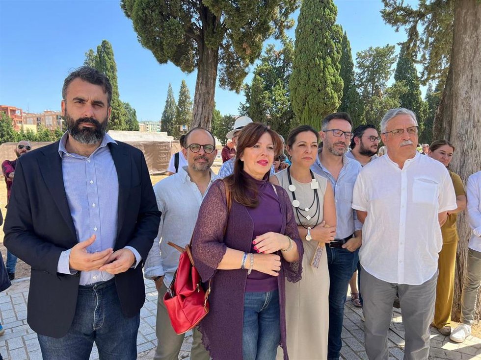 Mayoral (izda.) y Romero (4 dcha.), junto a otros cargos públicos y orgánicos socialistas, en el acto conmemorativo del Día de Recuerdo y Homenaje a las víctimas del franquismo.
