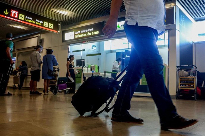 Archivo - Un hombre con una maleta en el aeropuerto 