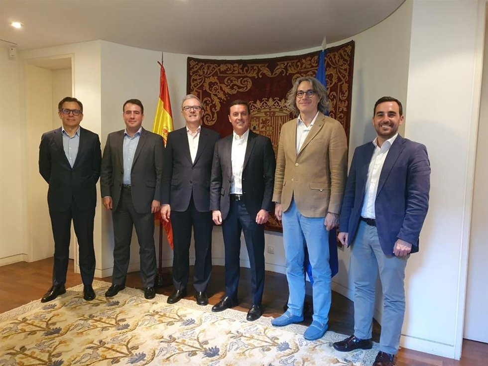 Reunión del presidente de la Diputación de Almería, Javier A. García; el vicepresidente, Fernando Giménez; el diputado de Promoción Agroalimentaria, Comercio y Consumo, Carlos Sánchez; y el embajador de España en Corea del Sur, Guillermo Kirkpatrick.