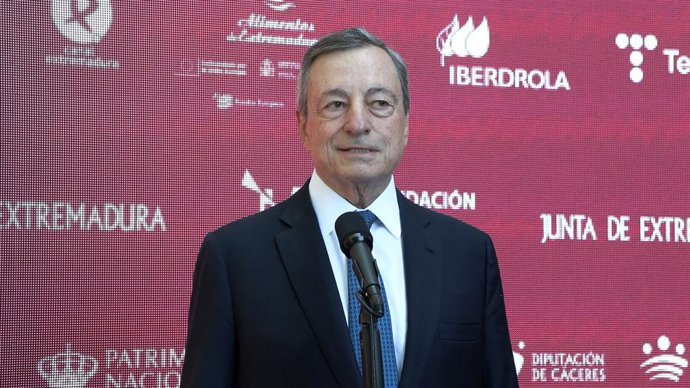 El expresidente del Banco Central Europeo y del Consejo de Ministros de la República de Italia, Mario Draghi, atiende a los medios tras recibir el Premio Europeo Carlos V