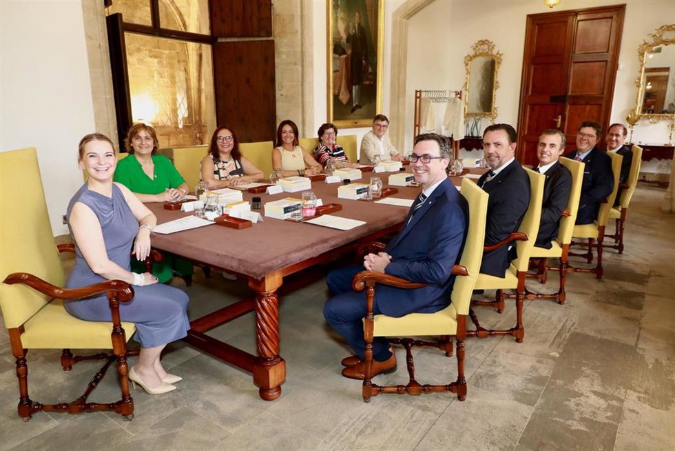Archivo - La presidenta del Govern, Marga Prohens, y los consellers en Consell de Govern.