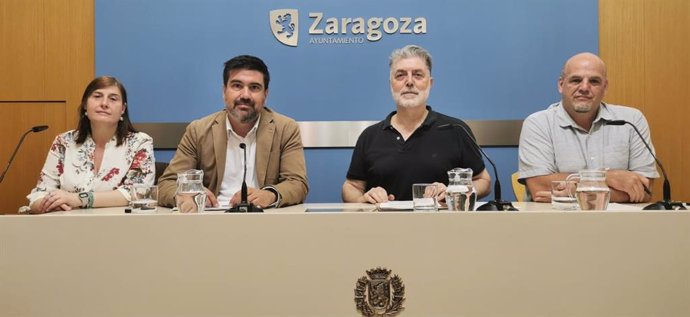 Los concejales Horacio Royo (PSOE) y Suso Domínguez (ZeC), junto a representantes de Calles Dignas.