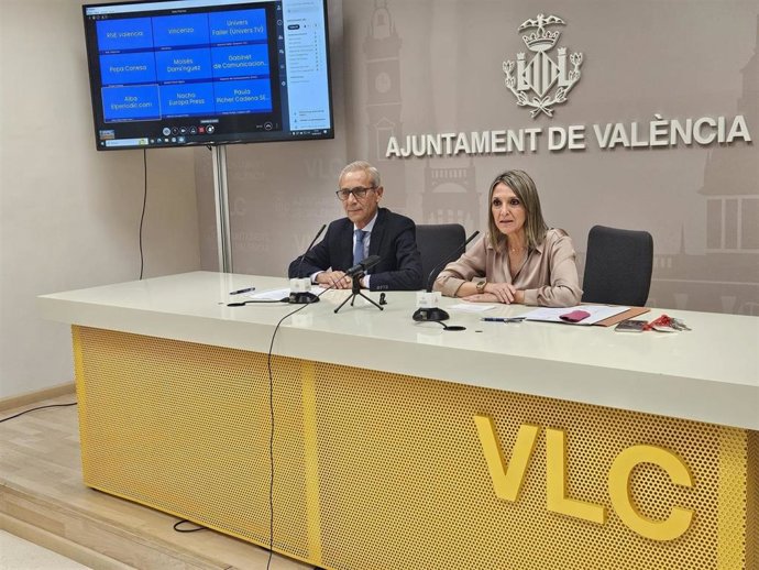 Los concejales de Fiestas y Tradiciones, Mónica Gil, y de Fallas, Santiago Ballester, presentan en rueda de prensa la programación de la Gran Fira de València 2024
