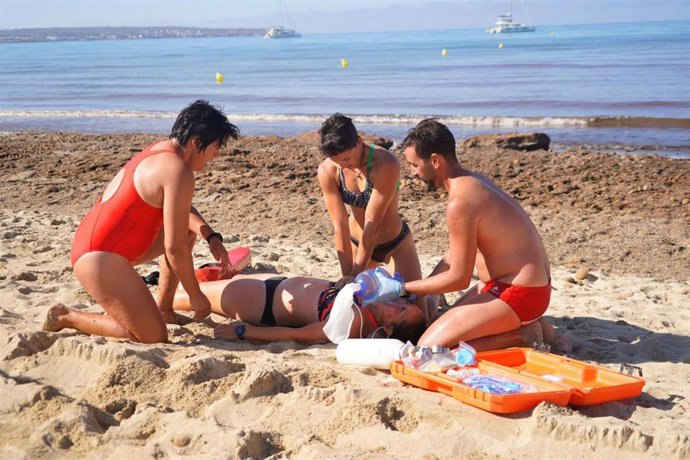 El servicio de socorristas realizan una jornada de entrenamiento en Playa de Palma.