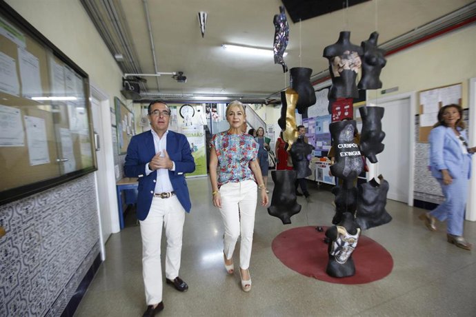 La consejera de Desarrollo Educativo y Formación Profesional, Patricia del Pozo, y el delegado territorial del ramo en la provincia de Málaga, Miguel Briones, en una visita al IES Santa Bárbara de la capital.