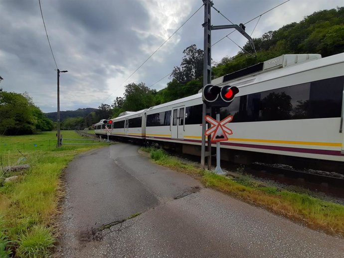 Archivo - Tren de Cercanías en Cantabria en un paso a nivel sin barreras