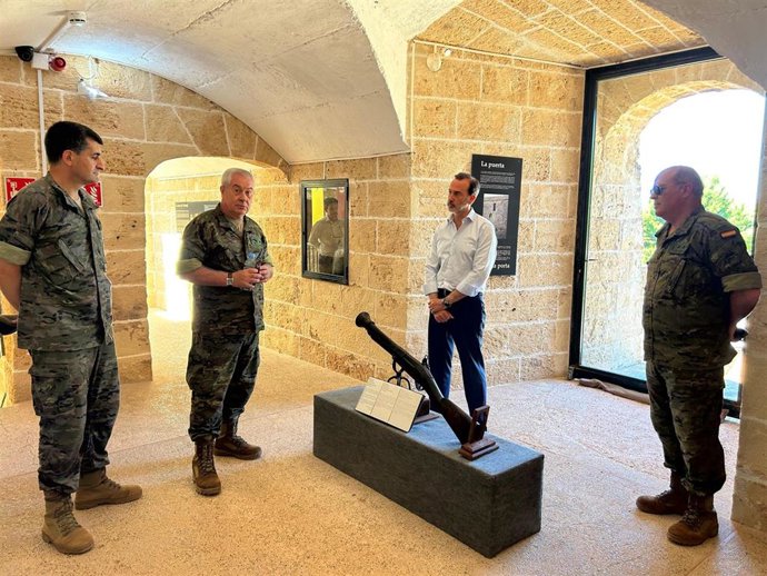 El presidente del Parlament, Gabriel Le Senne, visita el Castillo de San Carlos