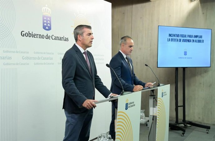 El vicepresidente de Canarias, Manuel Domínguez, y el comisionado del REF, José Ramón Barrera, en la presentación de la reforma del REF para que la RIC se oriente a la vivienda en alquiler