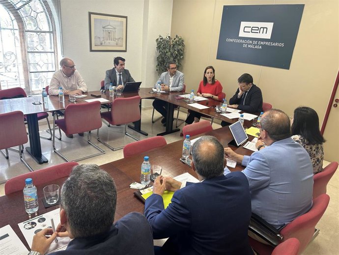 El delegado territorial de Economía, Hacienda y Fondos Europeos y de Industria, Energía y Minas en Málaga, Carlos García, junto a miembros de la CEM y representantes de las federaciones del sector de la automoción: Fedama y Faetam