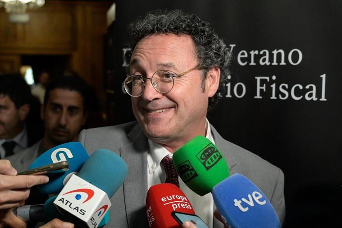 El fiscal general del Estado, Álvaro García Ortiz, atiende a los medios de comunicación a su llegada a la clausura de la Escuela de Verano del Ministerio Fiscal, en el Pazo de Mariñán