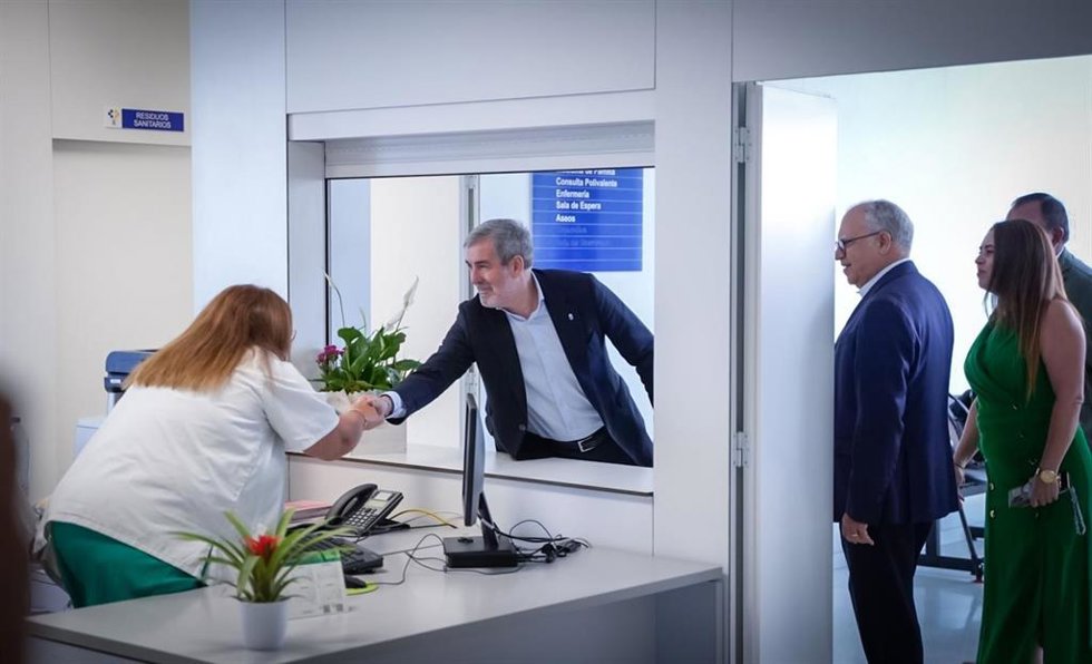 El presidente de Canarias, Fernando Clavijo, saluda a una de las trabajadores del consultorio médico de Alajeró