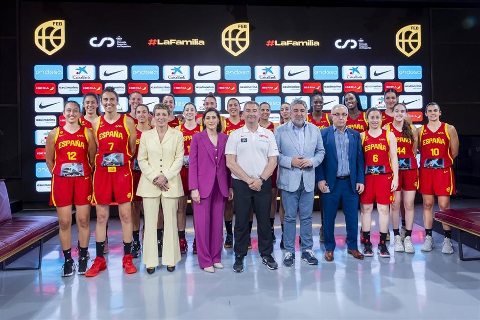 Foto de familia tras la presentación de la selección femenina que acudirá a los Juegos Olímpicos de París