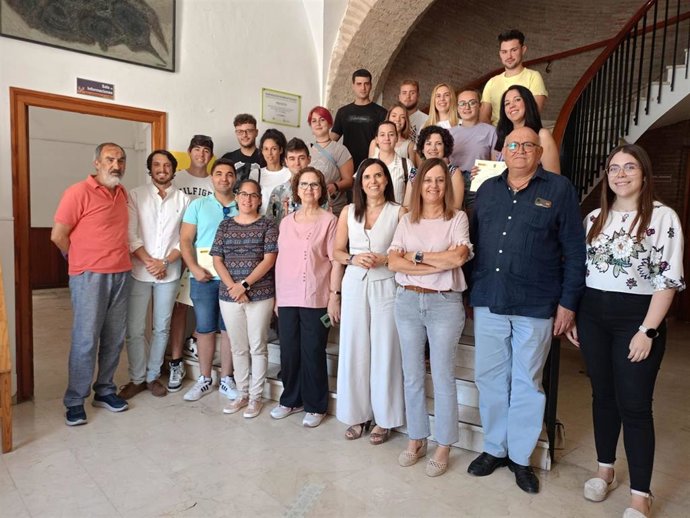 Gálvez (cuarta por la dcha.), acompañada por alumnos, personal técnico y autoridades, en la clausura del programa de Empleo y Formación en La Rambla.