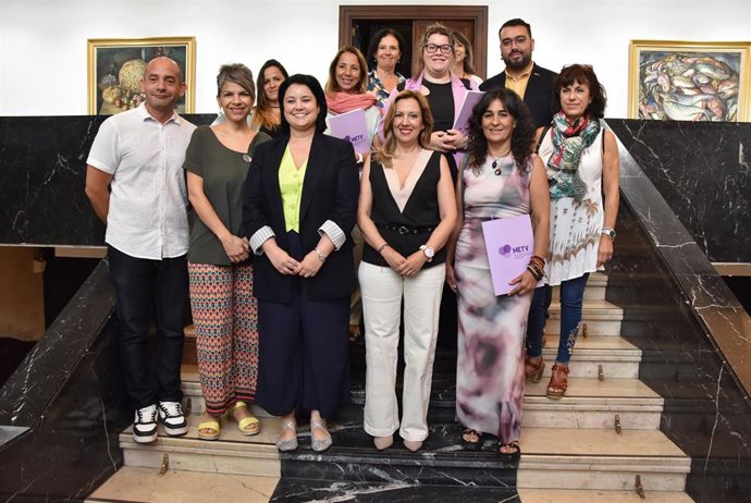 La presidenta del Cabildo de Tenerife, Rosa Dávila, junto a las nuevas entidades adheridas a la red 'Tenerife Violeta'