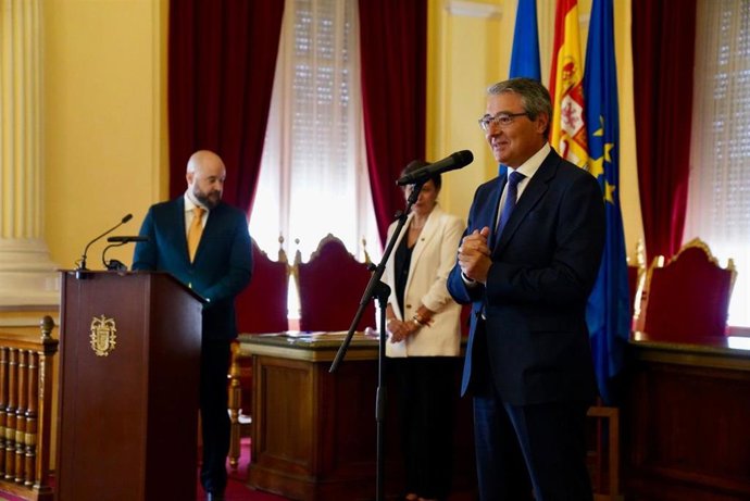 El presidente de la Diputación de Málaga, Francisco Salado, participa en la entrega de diplomas a los alumnos de la Escuela de Hostelería de Melilla junto al presidente de la Ciudad Autónoma, Juan José Imbroda.
