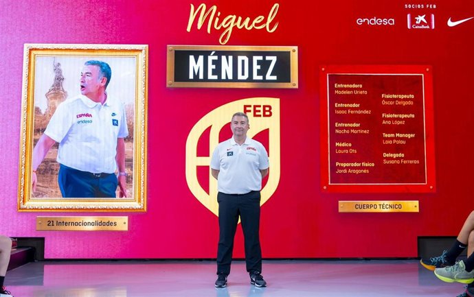 El seleccionador nacional femenino de baloncesto, Miguel Méndez.