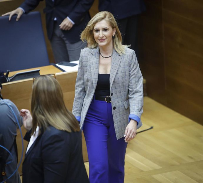 Archivo - La consellera de Territorio, Salomé Pradas, en el pleno de Les Corts