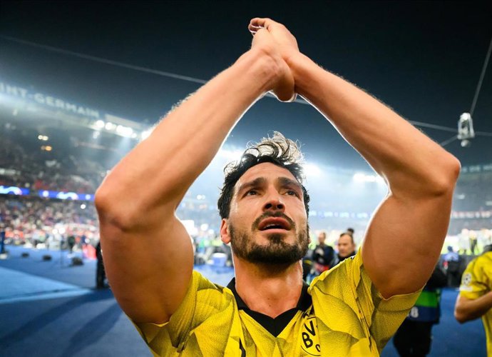 Archivo - El defensa Mats Hummels celebra el pase a la final de la Champions 2024 oon el Borussia Dortmund.