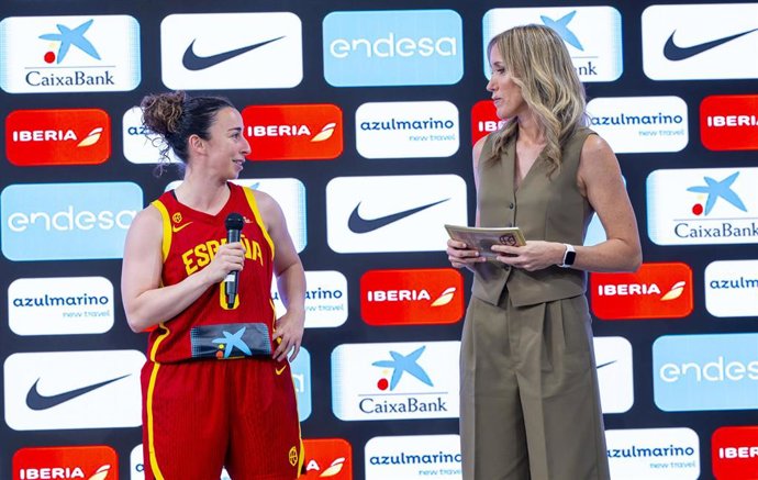 Silvia Domínguez, jugadora de la Selección, junto a Marta Fernández en el acto de presentación de la Selección Española Femenina de Baloncesto.