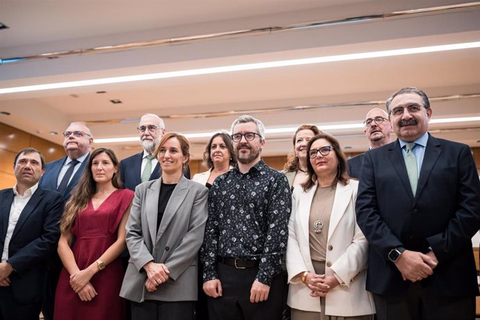 En la primera fila, la ministra de Sanidad, Mónica García (3i), durante una foto de familia en el pleno del Consejo Interterritorial del Sistema Nacional de Salud (CISNS)